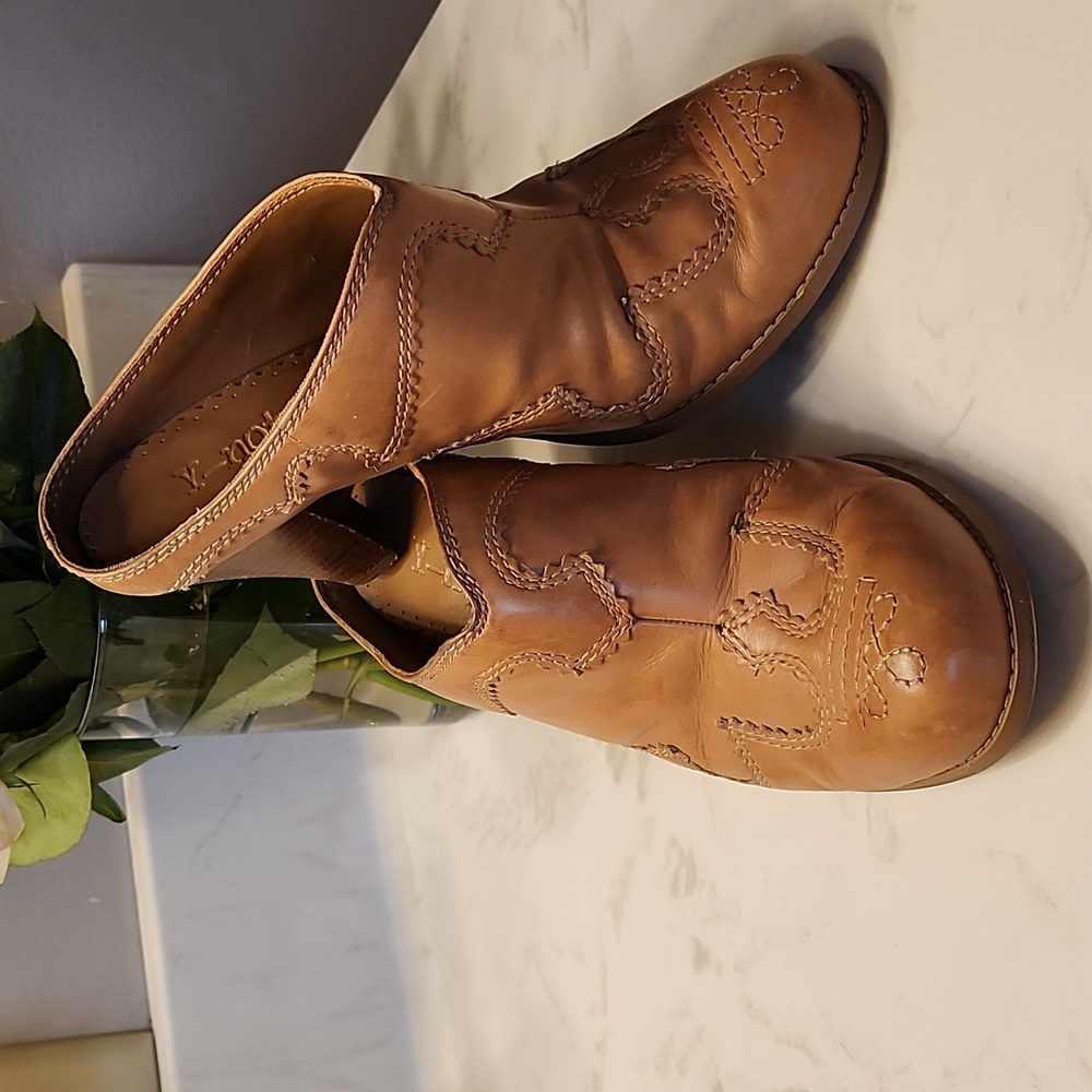 Vintage Y2K Tan Embroidered Leather Heeled Mules, Size 8